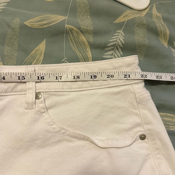 Lane Bryant Boyfriend Fit Jean Short With Embroidered Hem Plus Size 20 - Picture 9 of 10